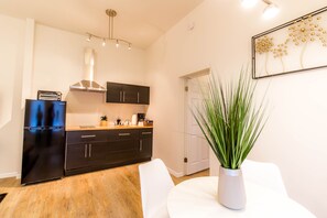 Kühlschrank, Mikrowelle, Herdplatte, Wasserkocher mit Kaffee-/Teezubehör