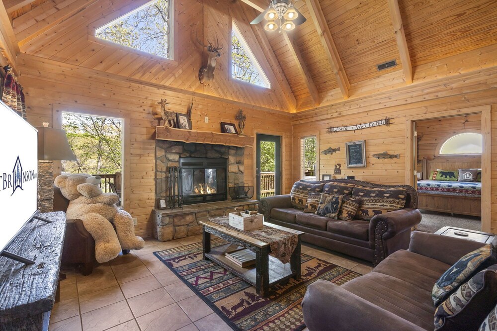 Amazing Wood Log Cabin Pvt Hot Tub in Woods Wifi Fireplace Vaulted Ceilings Near Big Cedar