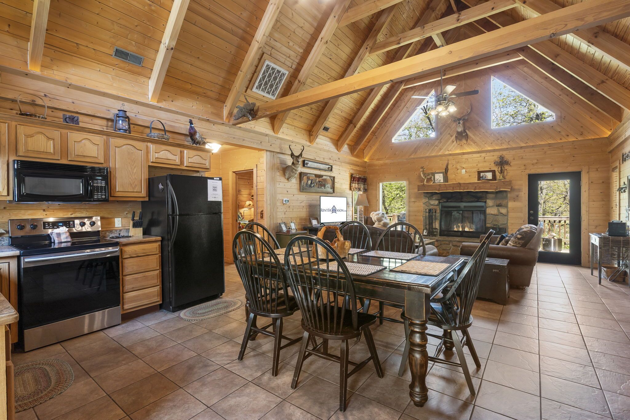 Amazing Wood Log Cabin  Pvt Hot Tub in Woods Wifi Fireplace Vaulted Ceilings Near Big Cedar