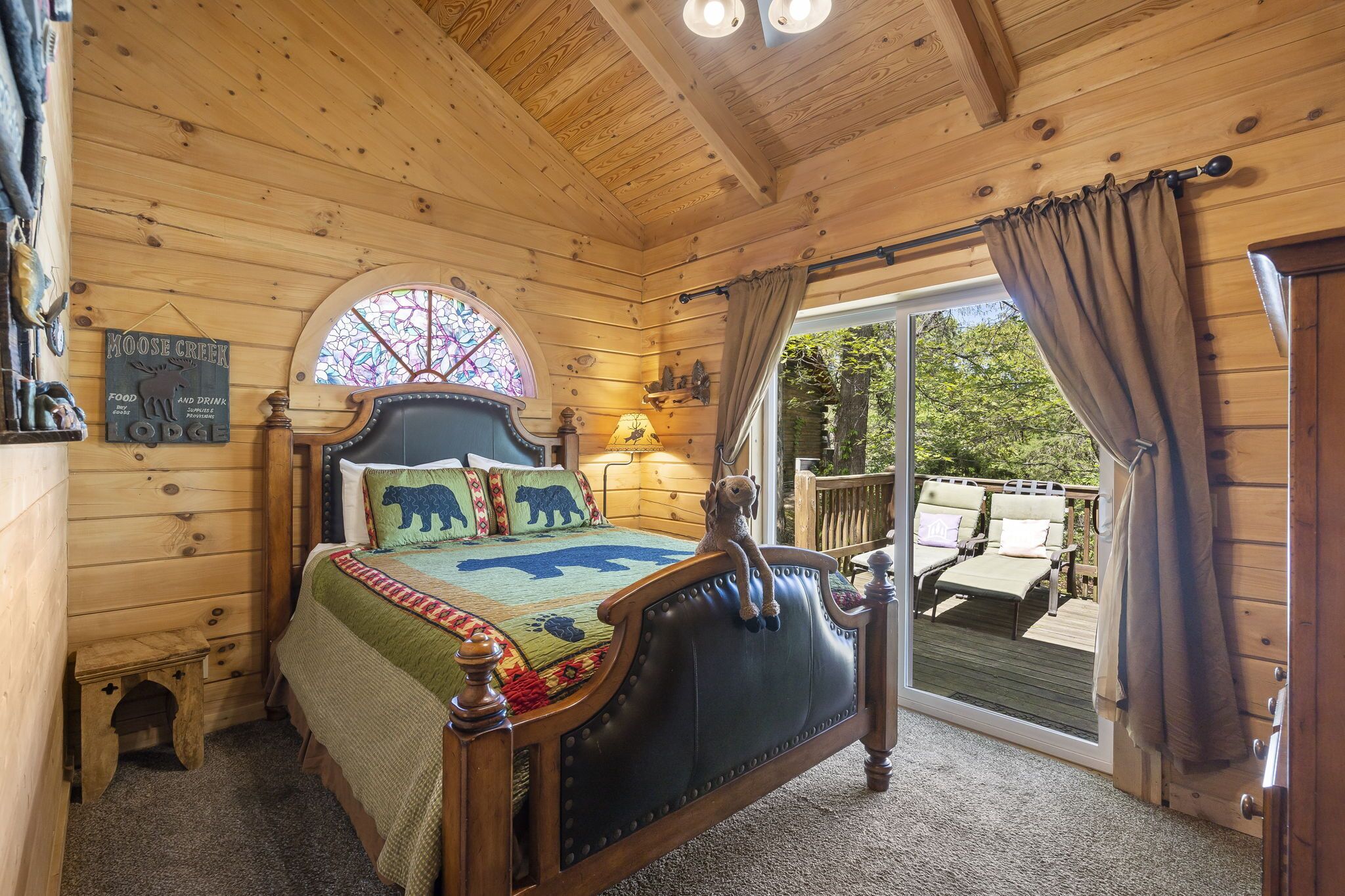 Amazing Wood Log Cabin  Pvt Hot Tub in Woods Wifi Fireplace Vaulted Ceilings Near Big Cedar