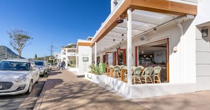 Enjoy a casual meal at this street-side cafe, offering juices, coffee, gelato, and pizza.