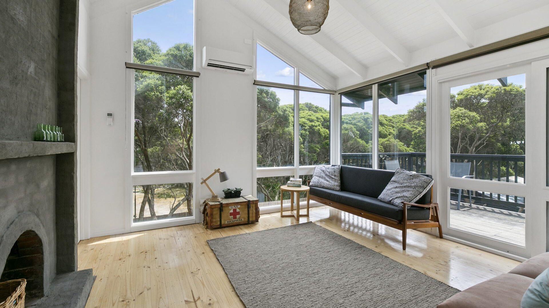 Televisión, chimenea, reproductor de DVD y biblioteca musical 