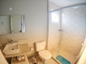 Regadera, secadora de cabello, toallas, jabón 