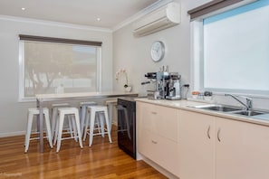 Kjøleskap, mikrobølgeovn, ovn og kokeplater