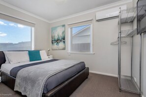 3 bedrooms, iron/ironing board, free WiFi, bed sheets - DOTTIES HOUSE HOBART (GLENORCHY)