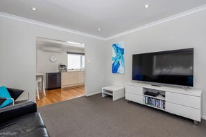 Smart TV, DVD player, books, video library - DOTTIES HOUSE HOBART (GLENORCHY)