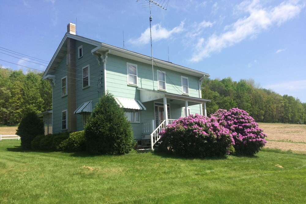 Quaint & Quiet 90 Acre Farmhouse