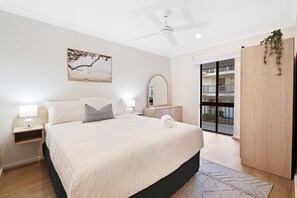 1 habitación, tabla de planchar con plancha y ropa de cama 