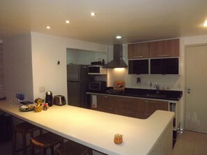 Fridge, microwave, oven, stovetop - CHARMING, COMFORTABLE, COMPLETE AND WITH A COVERED GARAGE. (Enseada)