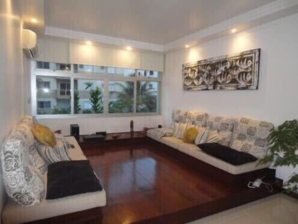 Smart TV, DVD player, ping pong, video library - CHARMING, COMFORTABLE, COMPLETE AND WITH A COVERED GARAGE. (Enseada)