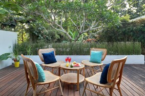 Outdoor dining - The Sound of Silence - Private Villa Retreat UTOPIA for LUXXE Travellers (Canggu)