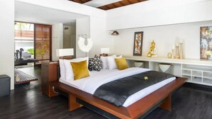 Ein modernes Schlafzimmer mit einem großen Bett, einem Holzkopfteil, Nachttischen und einer Bank.