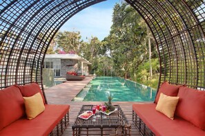 Outdoor pool, pool loungers - The Sound of Silence - Private Villa Retreat UTOPIA for LUXXE Travellers (Canggu)