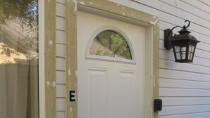 A white front door with a small window above it, a mailbox, and a wall-mounted lantern. - Private Spacious Unit. King bed/2 twin xl beds (Citrus Heights)