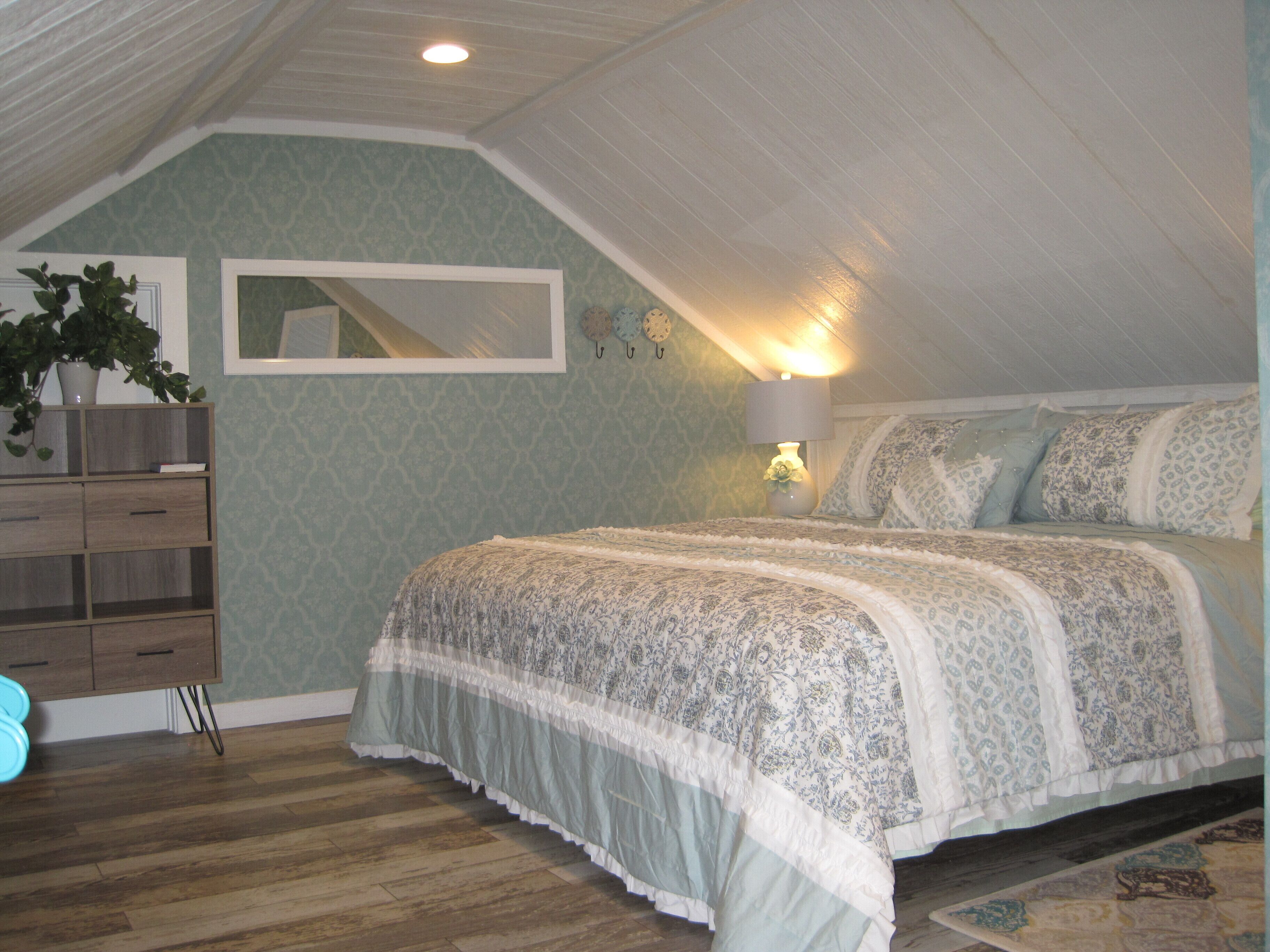 2 bedrooms, desk, iron/ironing board, WiFi (free)