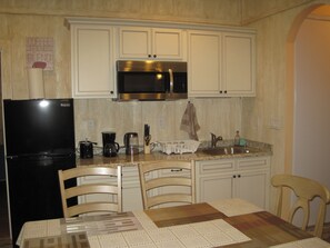 Geladeira, micro-ondas, cooktop, cafeteira/chaleira