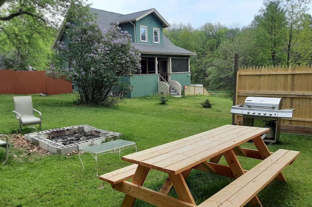 3 bedrooms, 2.5 baths fully furnished and equipped, dog-friendly, on 15 acres