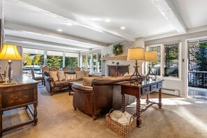 Een smart-tv en een open haard