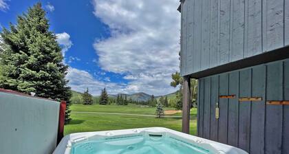 Hotelli sijaitsee Mountain Woodsissa, upean golfkentän kotona