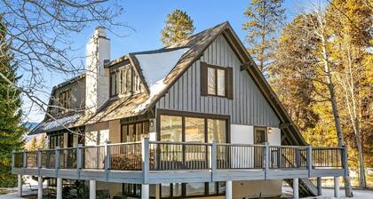 Hotelli sijaitsee Mountain Woodsissa, upean golfkentän kotona