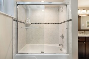 Douche, serviettes fournies
