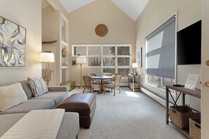 Een smart-tv en een open haard