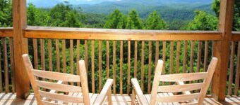 Fantastic views, pool table, Hot Tub, elegantly furnished located just 7 mins from downtown G'burg!
