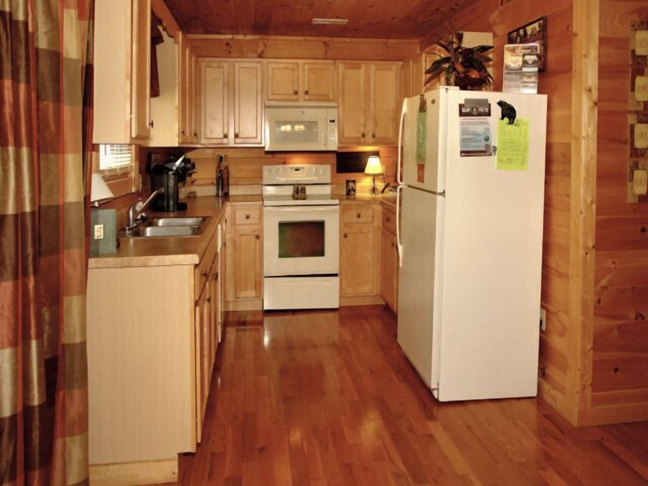 Fantastic views, pool table, Hot Tub, elegantly furnished located just 7 mins from downtown G'burg!