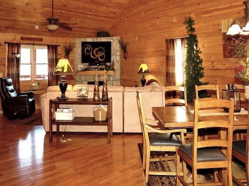 Fantastic views, pool table, Hot Tub, elegantly furnished located just 7 mins from downtown G'burg!