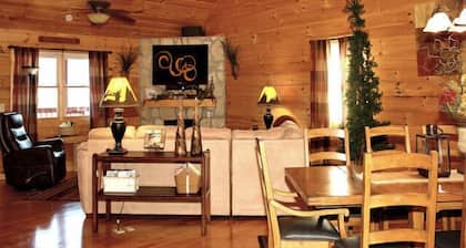 Upeat näkymät, biljardipöytä, poreallas, tyylikkäästi sisustettu sijaitsee vain 7 minuutin päässä G'burgin keskustasta!