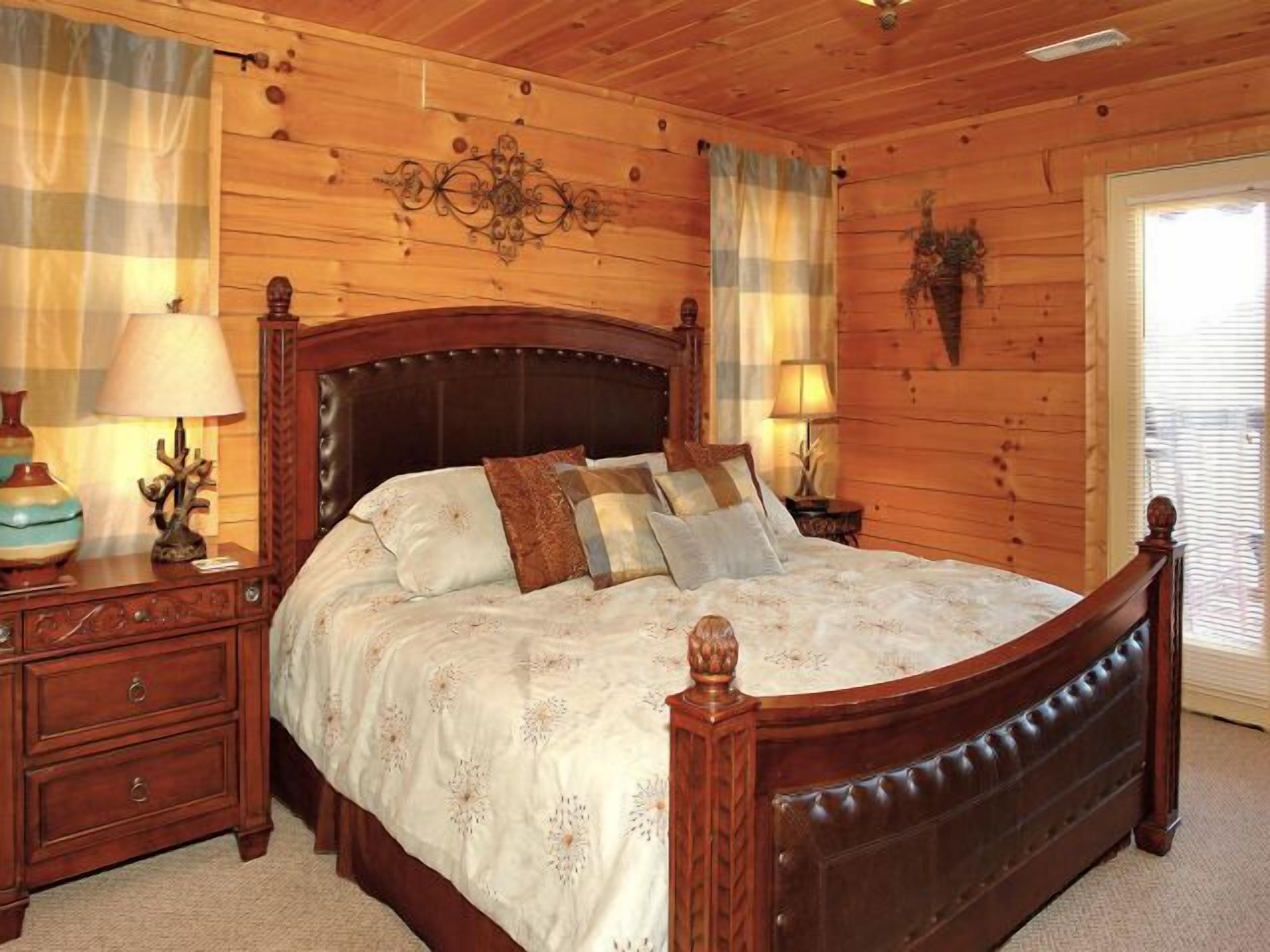 Fantastic views, pool table, Hot Tub, elegantly furnished located just 7 mins from downtown G'burg!