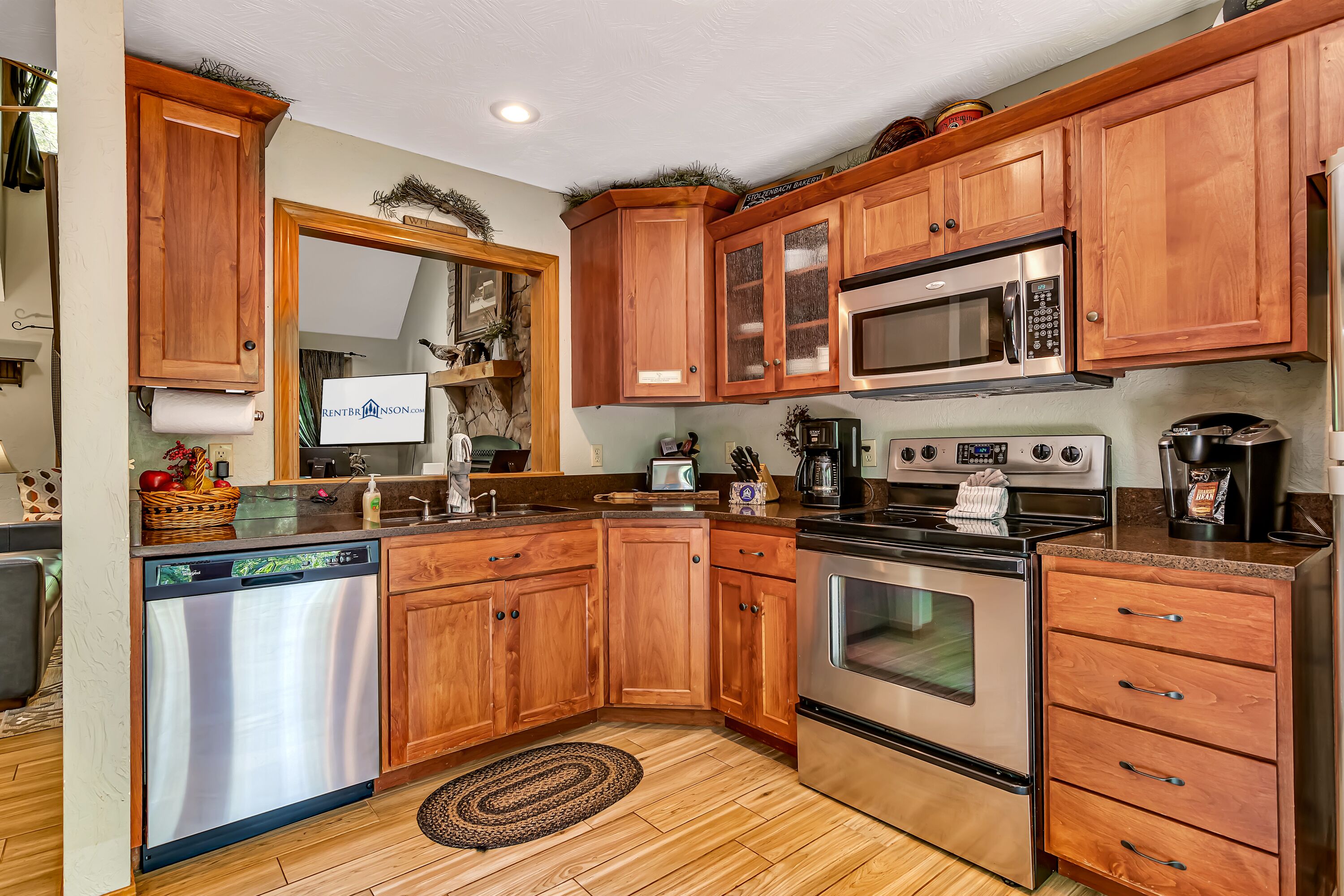 Cottage sitting on 40 Acres! Dog Friendly! Pool Table Private Hot Tub, Car Charger