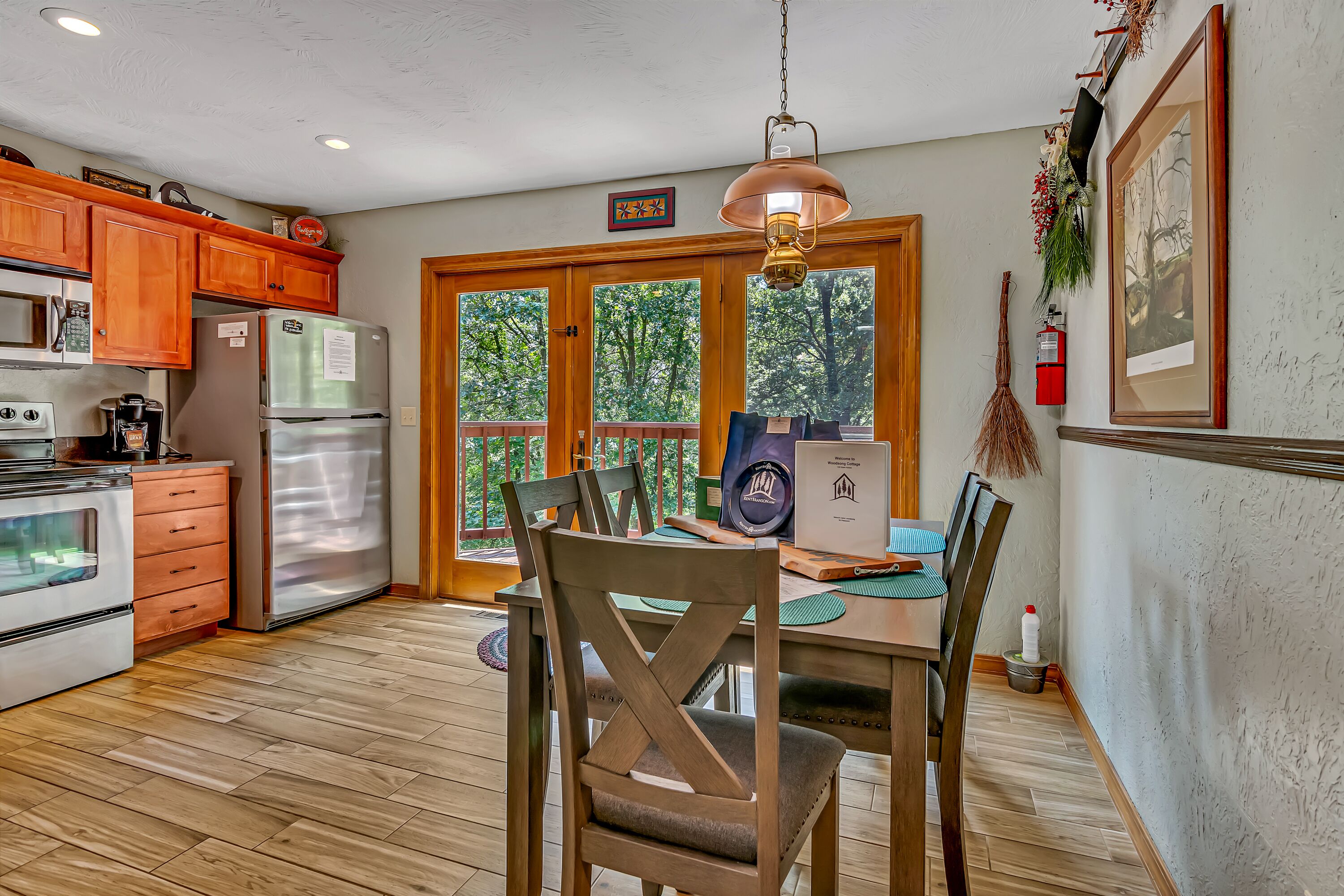 Cottage sitting on 40 Acres! Dog Friendly! Pool Table Private Hot Tub, Car Charger