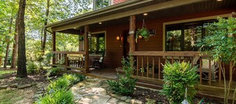 Woodsong Cottage - Charmantes 2BR abgelegenes Cottage in der Nähe von Branson am 40 Acres Hot Tub Kickertisch