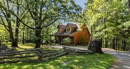Private 40-Acre Cottage, Dog Friendly, Hot Tub, Pool Table & Car Charger