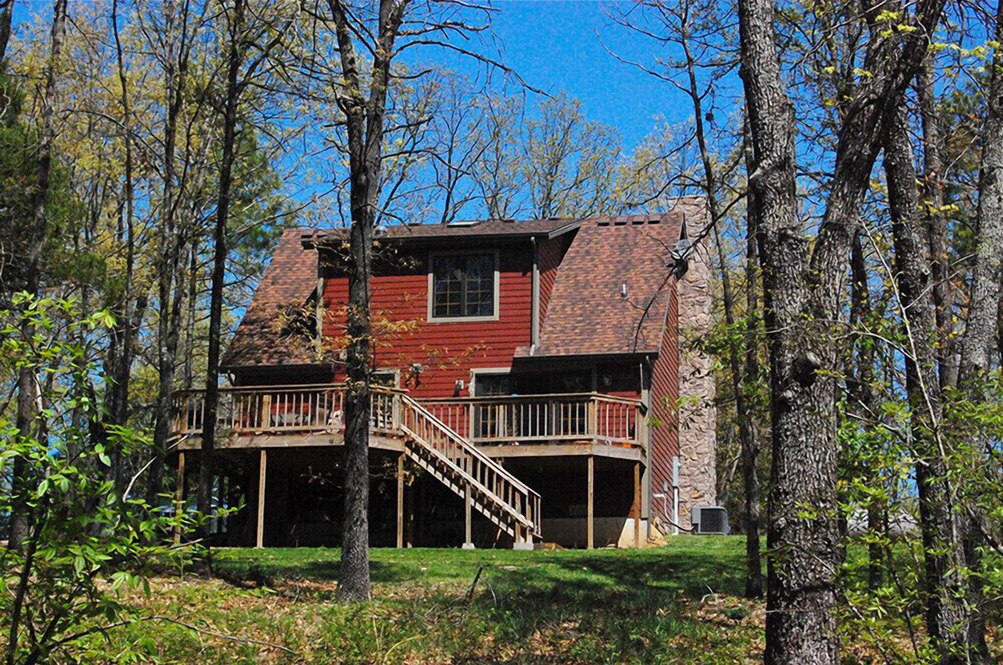 Cottage sitting on 40 Acres! Dog Friendly! Pool Table Private Hot Tub, Car Charger
