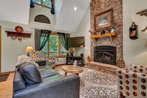 Televisio, takka, DVD-soitin, pöytäjalkapallopöytä