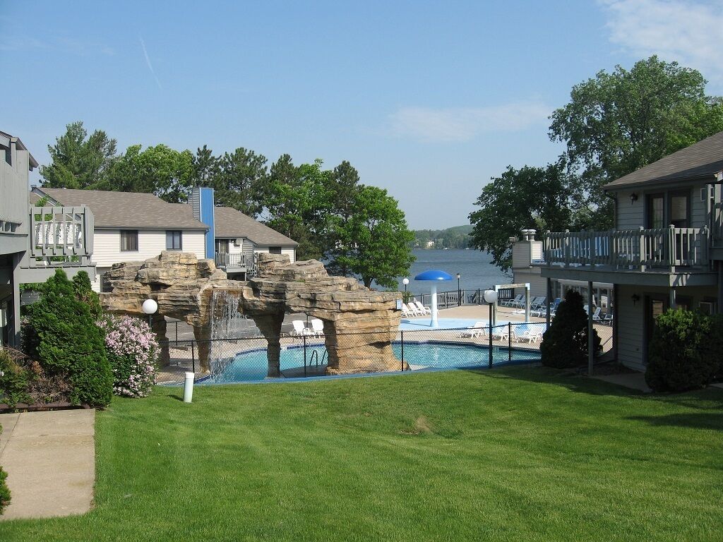 Garden Side - 1 Bedroom, 1 Bathroom Condo located on Beautiful Lake Delton!