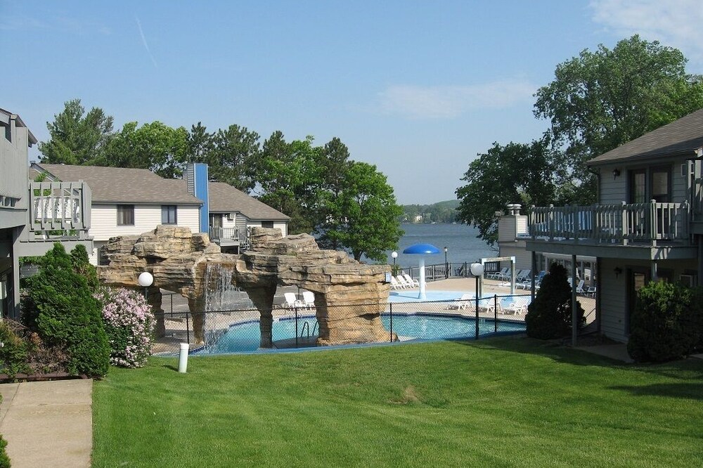 Garden Side - 1 Bedroom, 1 Bathroom Condo located on Beautiful Lake Delton!