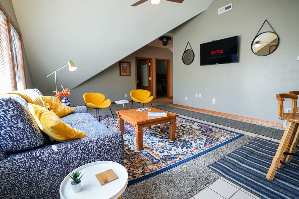 Downtown SLC Loft w/ Skyline Views - by TRAX, Convention Centers and Airport!