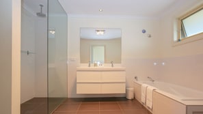 Bathtub, rainfall showerhead, hair dryer, towels - BRIGHT GYPSY: Bright (Bright)