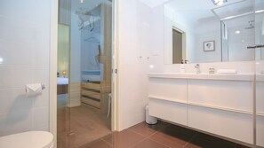 Baignoire, douche à « effet pluie », sèche-cheveux, serviettes fournies