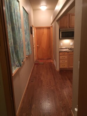 Interior - BEAUTIFUL SPACIOUS APARTMENT- 1 Bedroom with Living Room & Kitchen. Sleeps 4. (Monument)