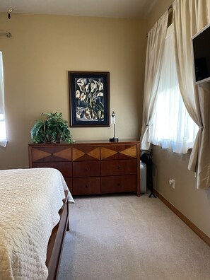 2 bedrooms, desk, iron/ironing board, free WiFi - BEAUTIFUL SPACIOUS APARTMENT- 1 Bedroom with Living Room & Kitchen. Sleeps 4. (Monument)