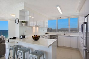 Enjoy meals with a city view from the central island with bar stools.