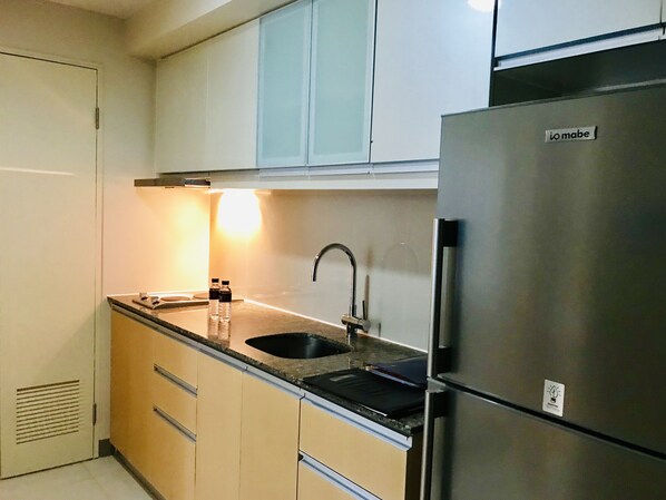 Fridge, microwave, stovetop, electric kettle - Condo for 4 at Uptown BGC w/ Wifi+Pool+Gym (Taguig)