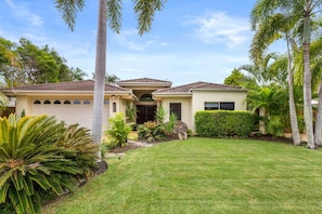 Exterior - Six Beachside With Tropical Heated Pool (Port Douglas)
