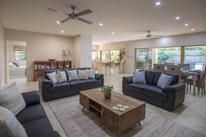 Smart TV, DVD player, books - Six Beachside With Tropical Heated Pool (Port Douglas)