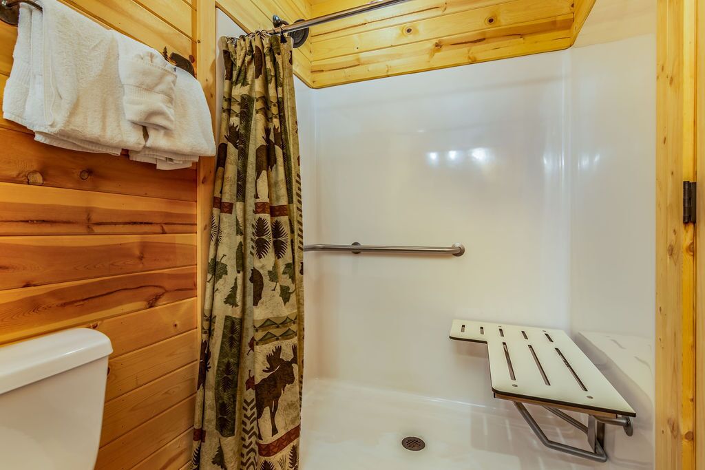 Puisesta mökistä löytyy kylpyhuone, jossa on suihku, wc ja penkki.