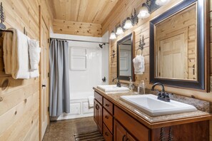 Shower, jetted tub, hair dryer, towels - True Wood Cabin-Pvt Hot Tub-Free Attraction Tickets-Near Big Cedar & Thunder Ridge-Games (Ridgedale)